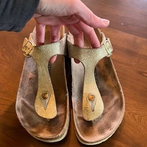 Birkenstock Gizah Sandals - Gold Suede